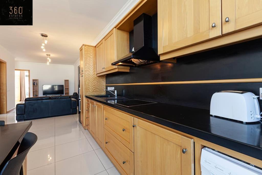 Comfortable Penthouse, Served With Lift, Wifi & Ac By 360 Estates 그지라 외부 사진