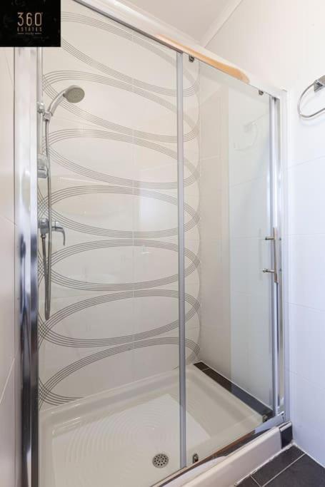 Comfortable Penthouse, Served With Lift, Wifi & Ac By 360 Estates 그지라 외부 사진