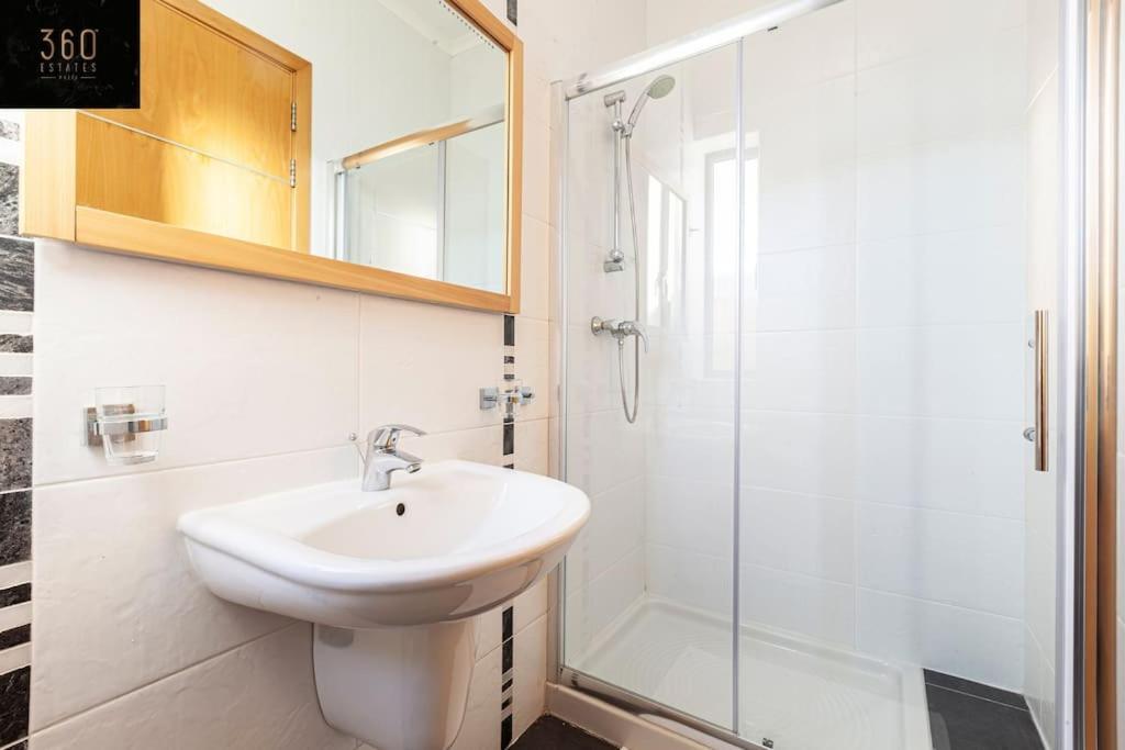 Comfortable Penthouse, Served With Lift, Wifi & Ac By 360 Estates 그지라 외부 사진